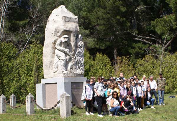 http://www.resistance-corse.asso.fr/wp-content/uploads/2022/04/web.Groupe.Monument-Ciniccia.jpg